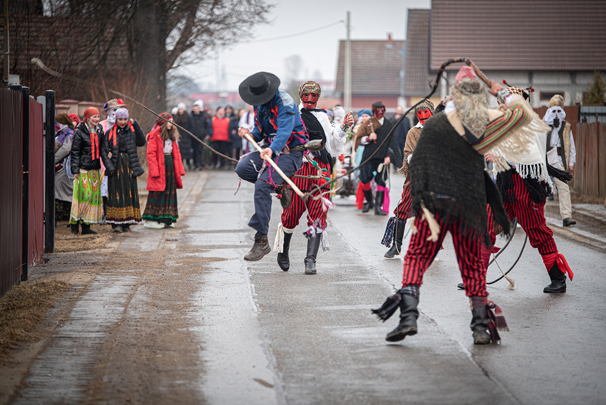 Jókedvvel, mulatással dugták el a Marost 